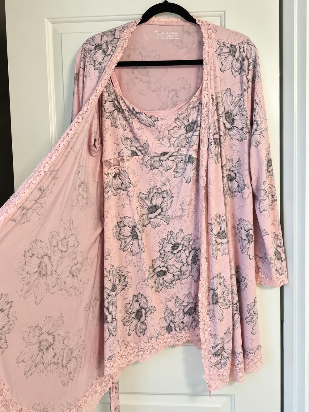 Victoria’s Secret Floral Robe & Cami Set🎀 - Picture 5 of 5